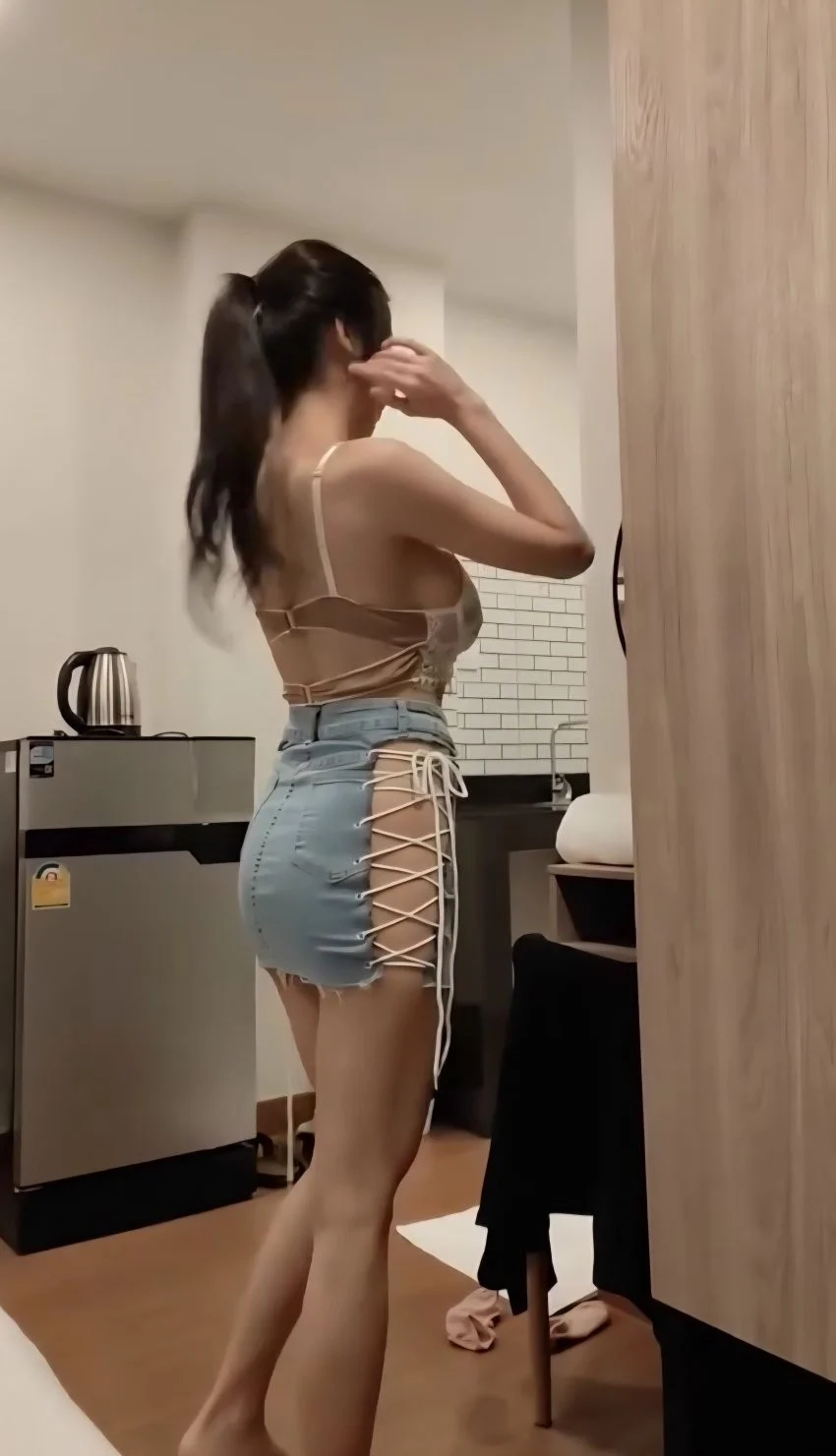 ㅅㅅ 한 남자들에게 사과하는 클럽녀