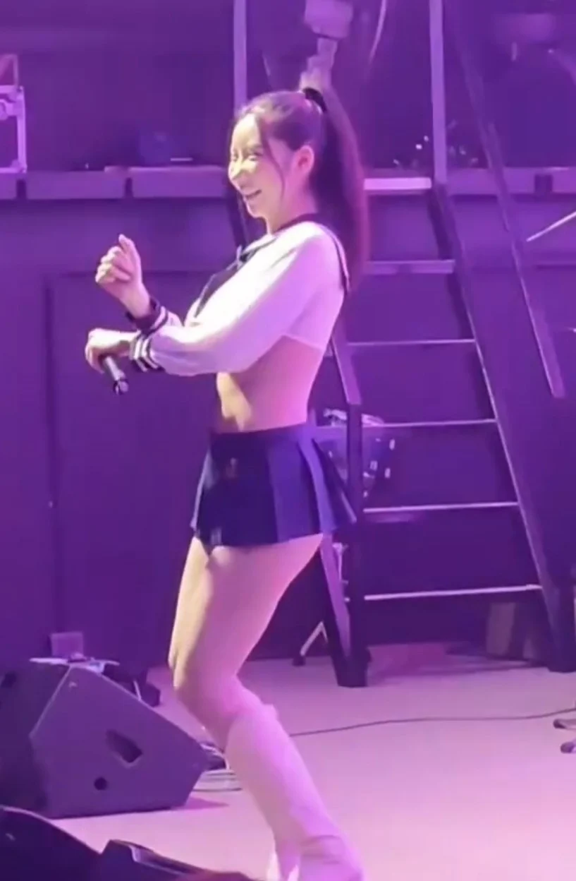 ㅅㅅ 한 남자들에게 사과하는 클럽녀