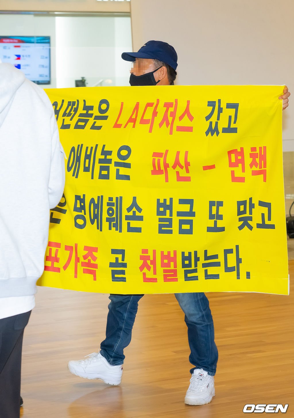 김혜성 따라다니는 김선생님 흑화과정..jpg