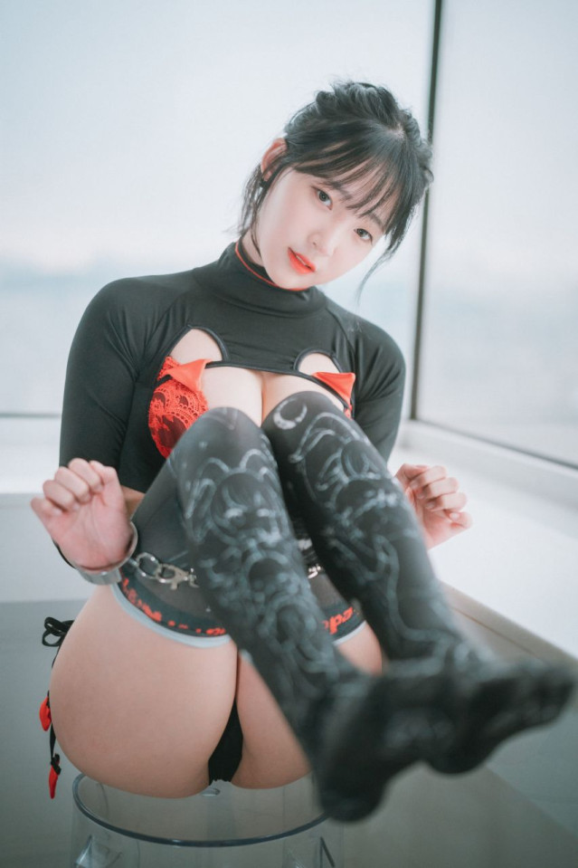 [후방주의] 강인경 노브라 꼭지 미시룩~