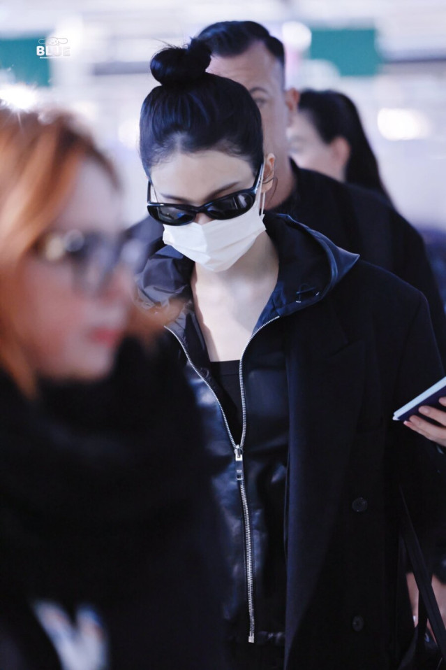 카리나 귀국길 공항 올검패션.jpg