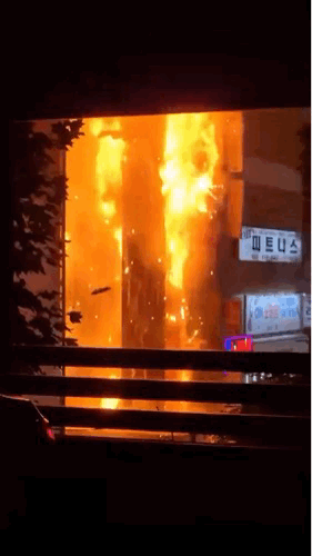 본문 이미지 - 25일 오후 11시 12분쯤 인천시 구월동의 지상 6층짜리 대형 상가에서 화재가 발생했다.(독자 제공. 재배포 및 DB금지)2025.7.26/뉴스1