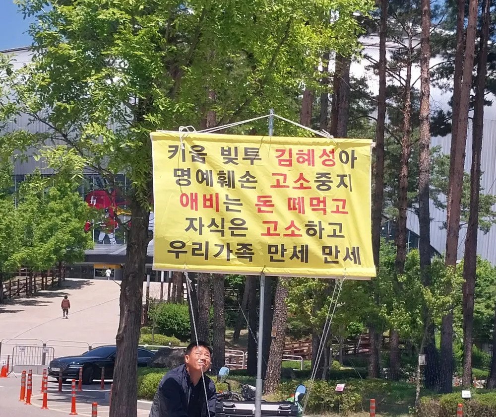 r416sF-oqpor0STR-VT2lwDSkq78Ajq_zbkHF1QslyATCmaii5s-SGZAHYRWXehXCV13VOyOcwBJLa9rJNSsyA.webp.ren.jpg 김혜성 따라다니는 김선생님 흑화과정..jpg