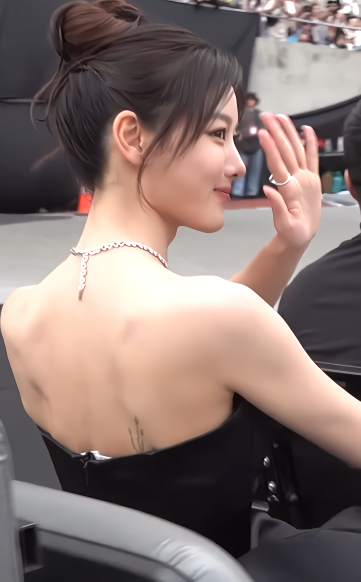 1.png 등 타투 처음으로 공개된 김유정...jpg