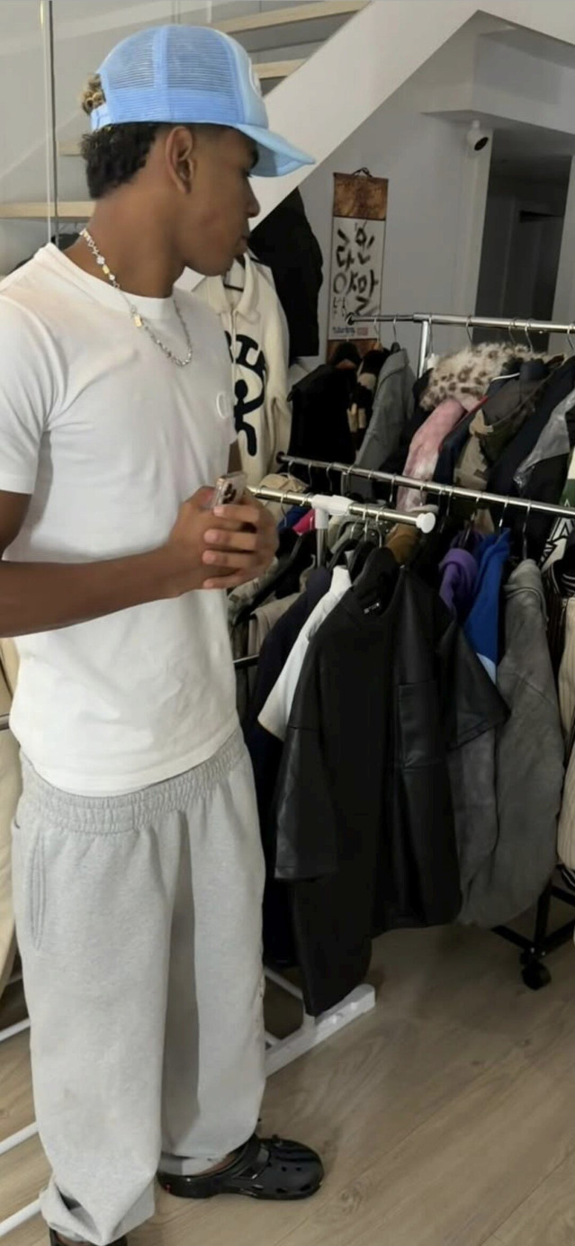 한국에서 받은 선물을 집에 장식해둔 라민 야말 ㄷㄷㄷ