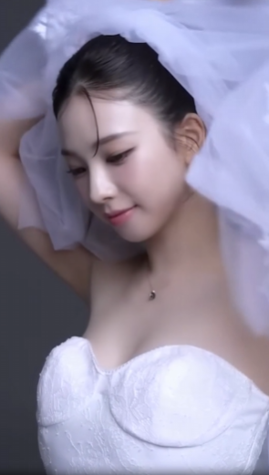 결혼 마려운 카리나 오프숄더 드레스