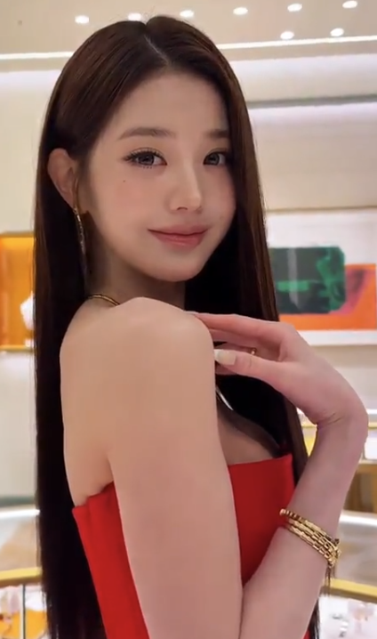 빨간 드레스를 입은 원영공주 진짜 괴 이쁩니다 ㄷㄷ