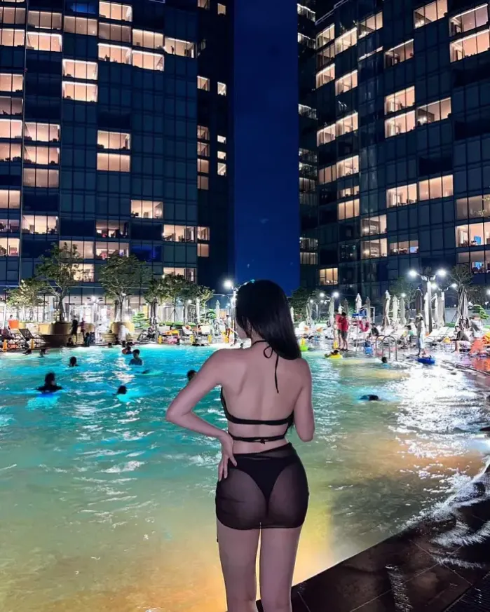 지연 여름밤의 수영장