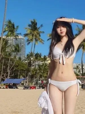 해변의 화이트 비키니 친구