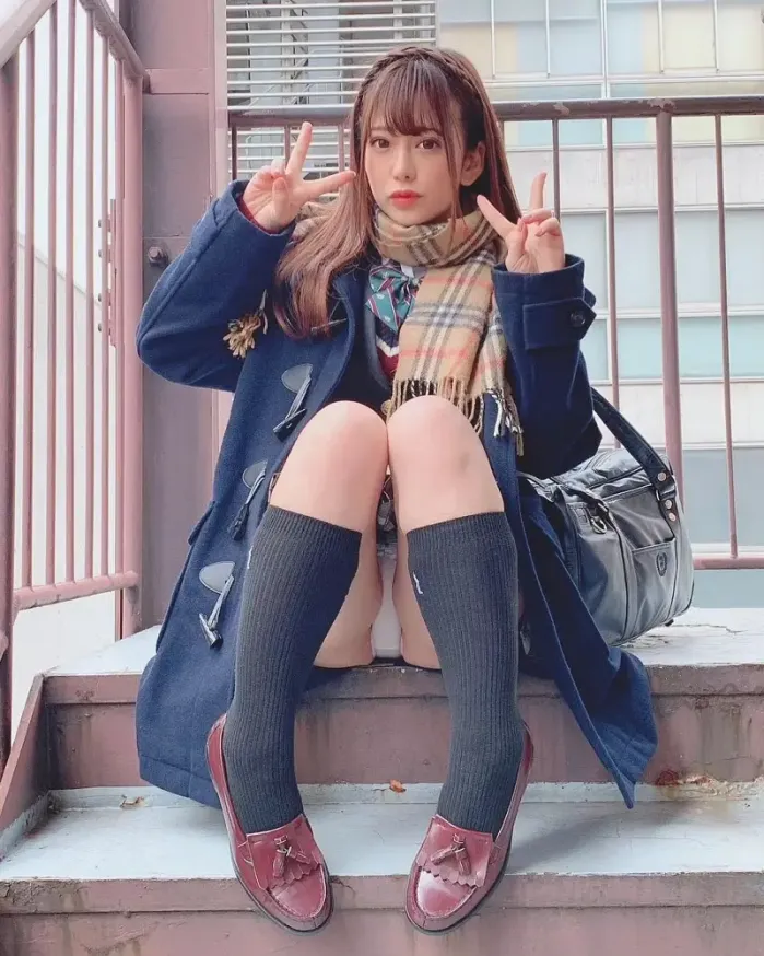 계단에 쪼그려 앉아 있는 일본여고생