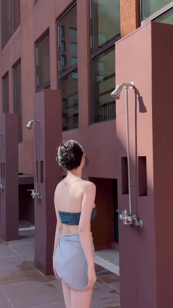 피부가 눈이부시게 하얀 누나