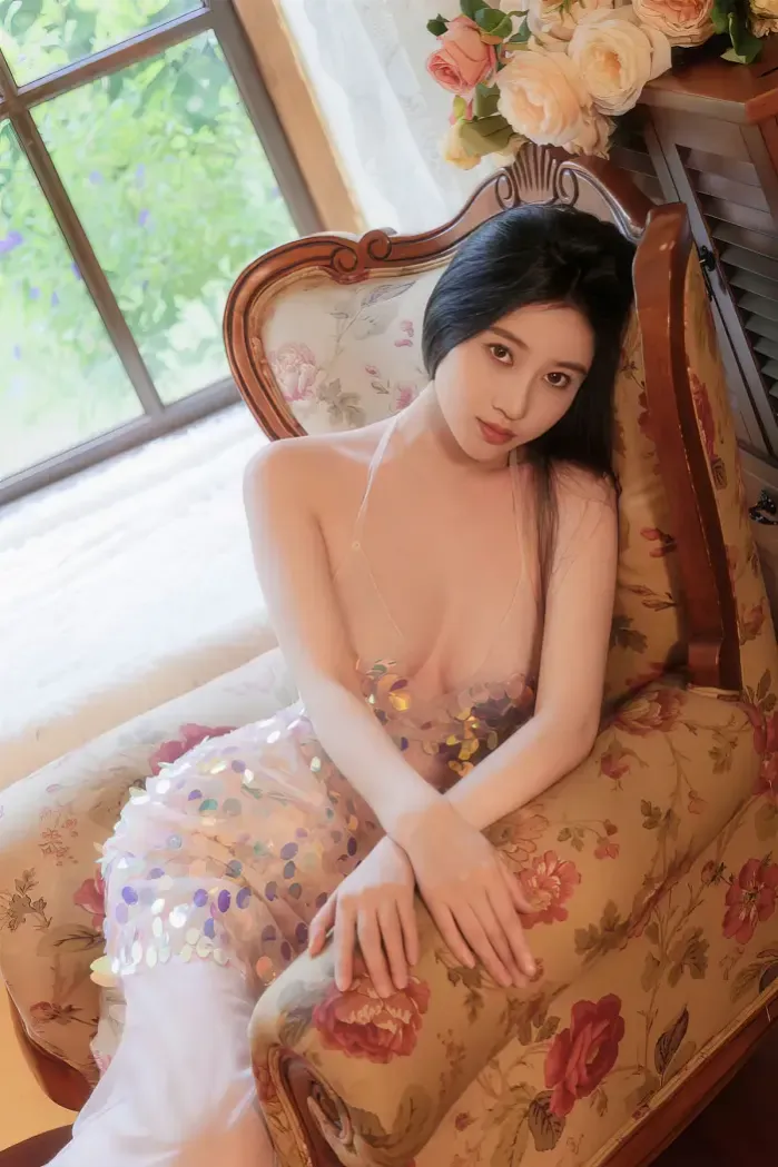 연연(Nnian) 사진집 창가 앞에서